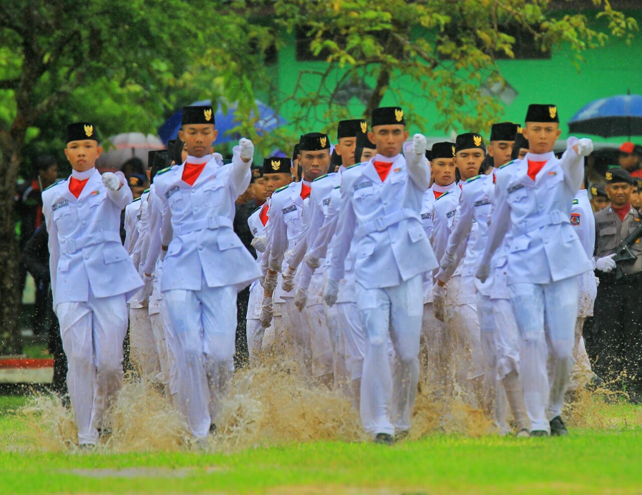 Hujan Deras Paskibraka Sukses Tunaikan Tugas 
